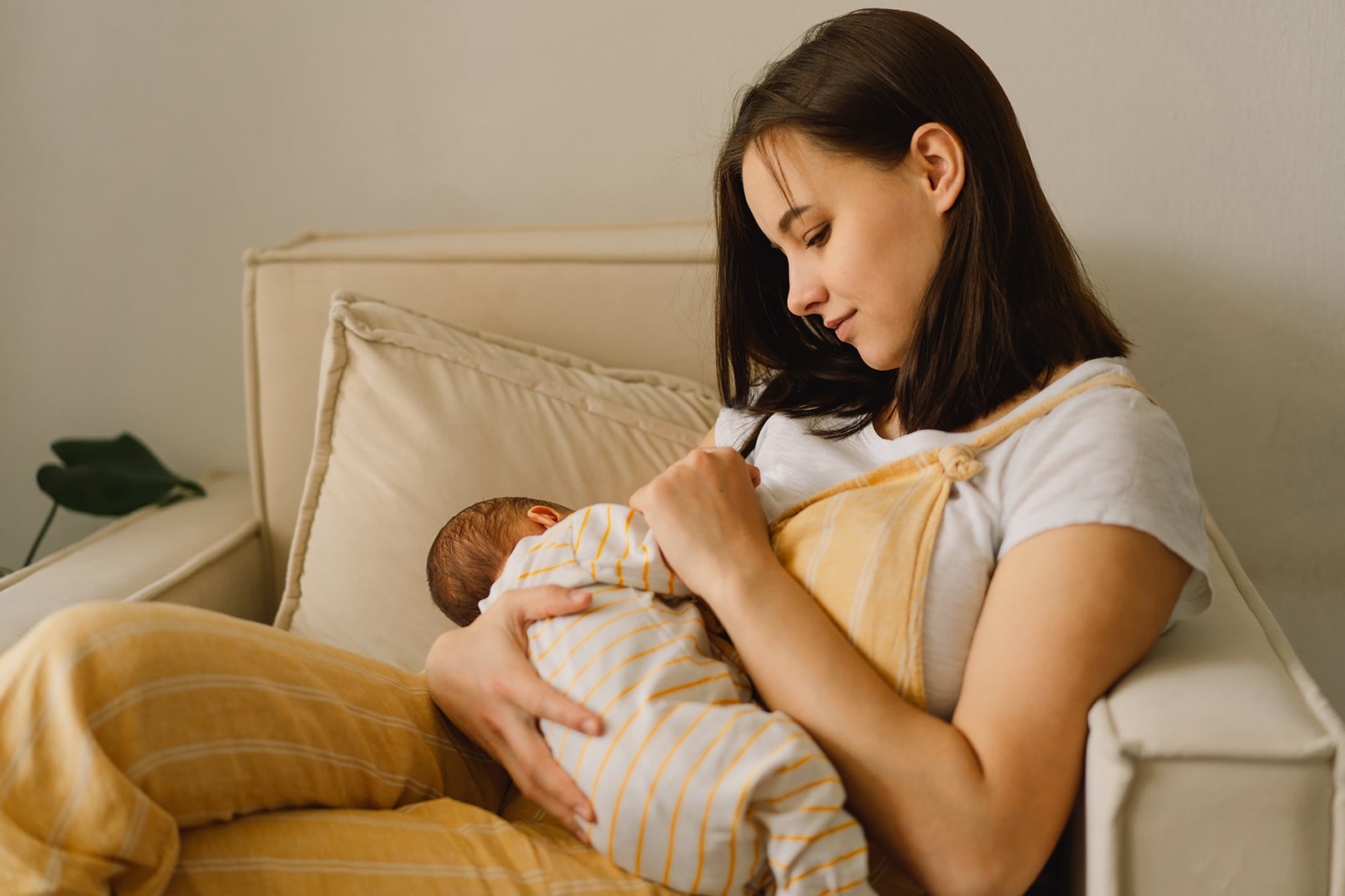Popular & Effective Breast Feeding PositionsImage2