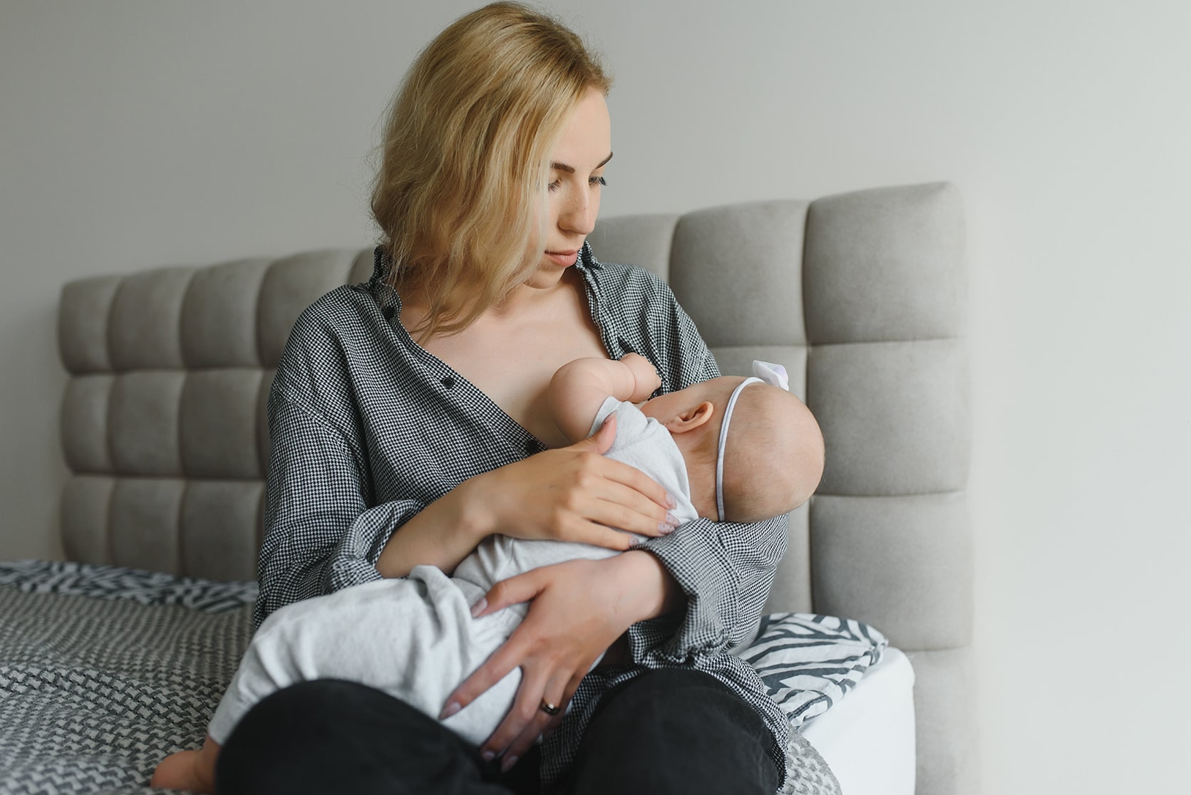 Popular & Effective Breast Feeding PositionsImage3