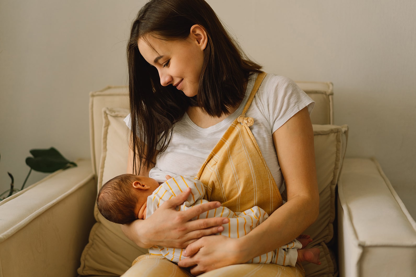 Popular & Effective Breast Feeding PositionsImage4
