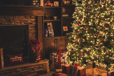 Árbol de Navidad con regalos y adornos.