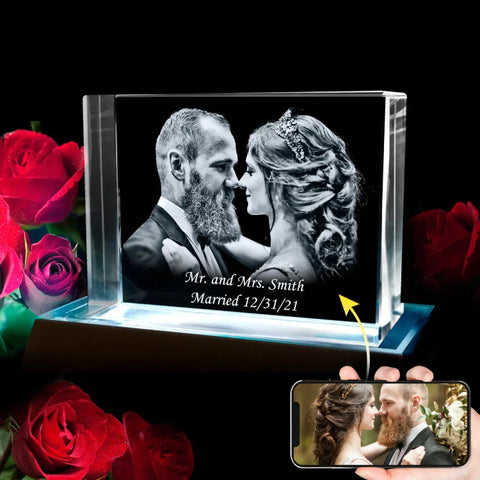 foto do casal de noivos dentro do presente de cristal 3d