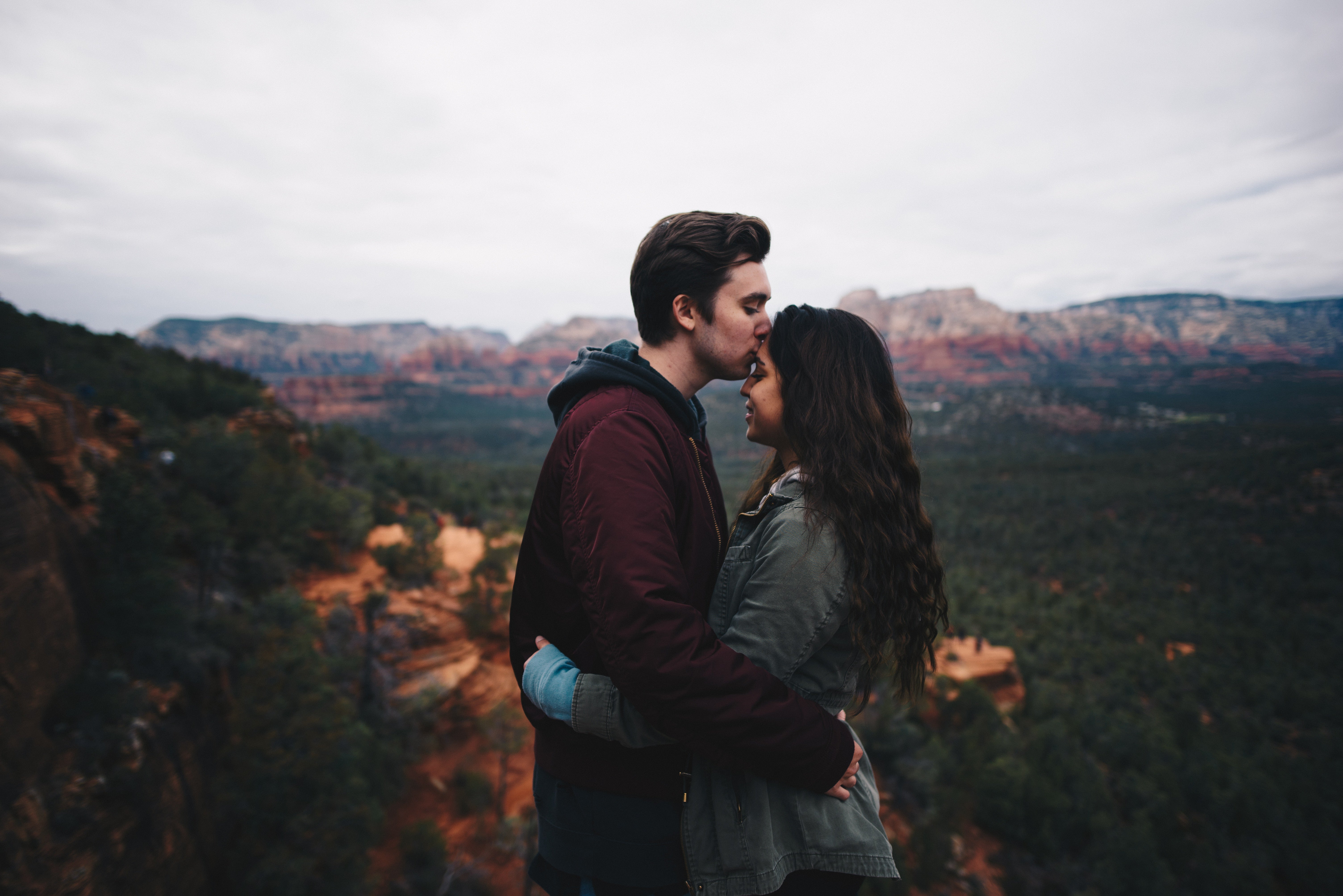 casal fazendo uma caminhada