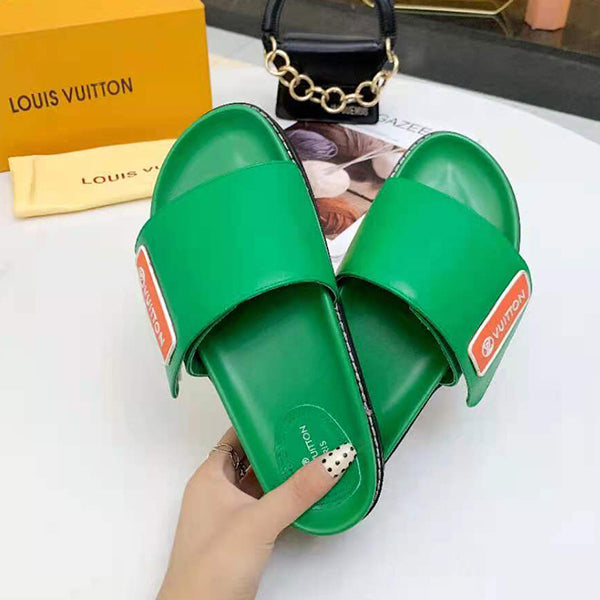 LV Louis vuitton Flat bottom sandals are fashionable. Wear non slip flat sandals outside