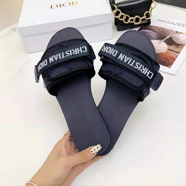 Dior  Flat bottom sandals are fashionable. Wear non slip flat sandals outside