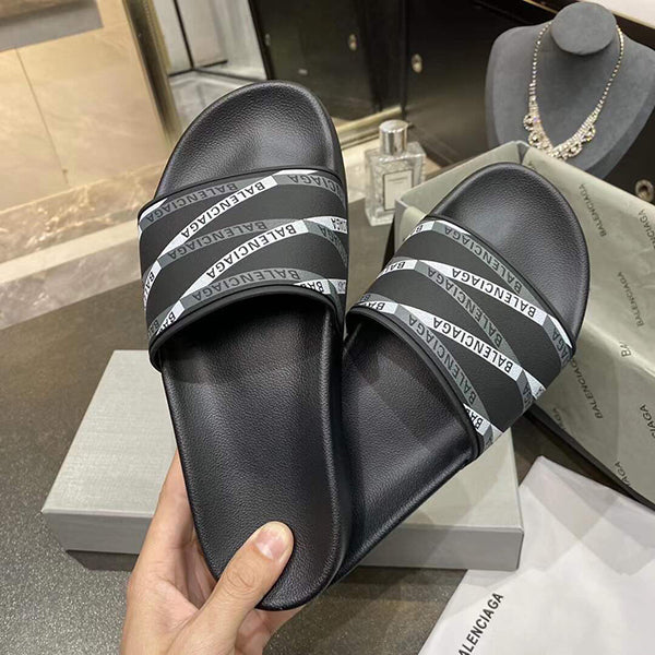 Balenciaga Flat bottom sandals are fashionable. Wear non slip flat sandals outside