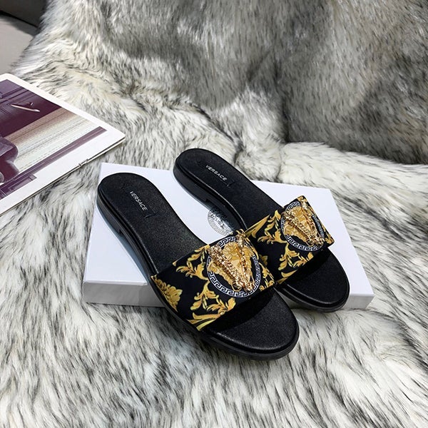 Versace Flat bottom sandals are fashionable. Wear non slip flat sandals outside