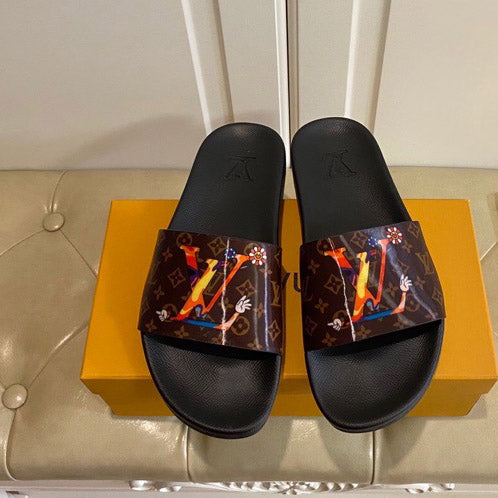 LV Louis vuitton Flat bottom sandals are fashionable. Wear non slip flat sandals outside