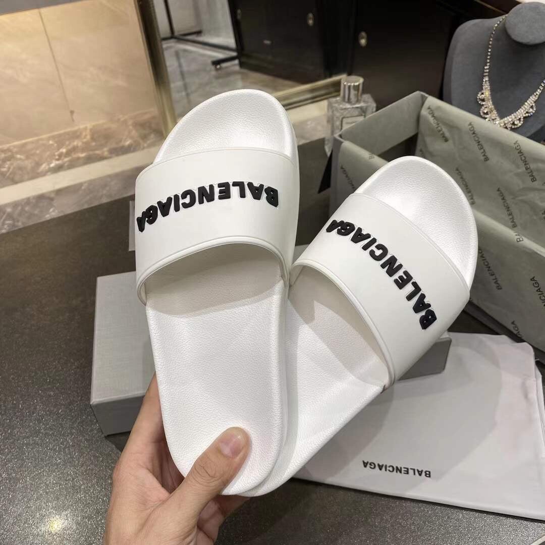 Balenciaga Flat bottom sandals are fashionable. Wear non slip fl