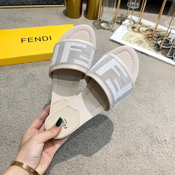 FENDI Flat bottom sandals are fashionable. Wear non slip flat sandals outside