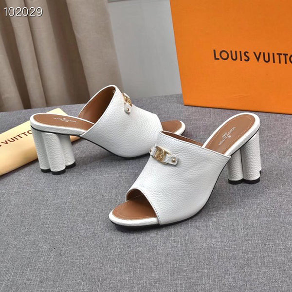 LV Louis vuitton Flat bottom sandals are fashionable. Wear non slip flat sandals outside