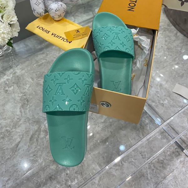 LV Louis vuitton Flat bottom sandals are fashionable. Wear non slip flat sandals outside