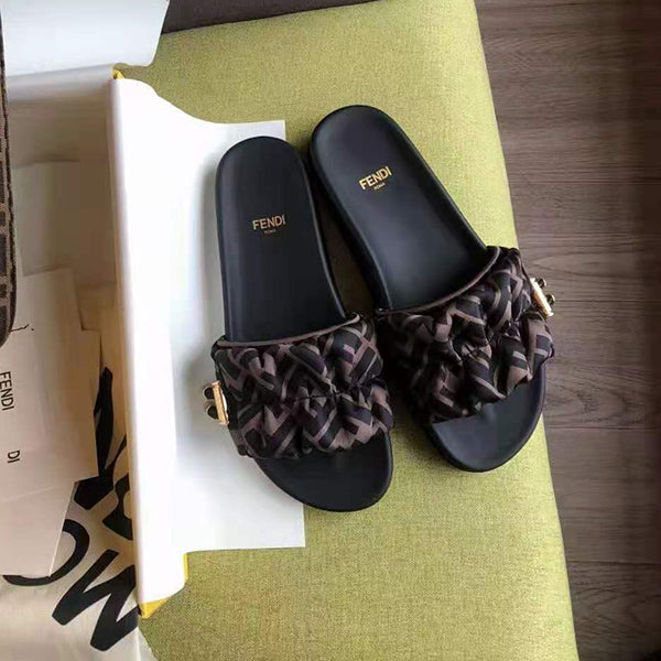 FENDI Flat bottom sandals are fashionable. Wear non slip flat sandals outside