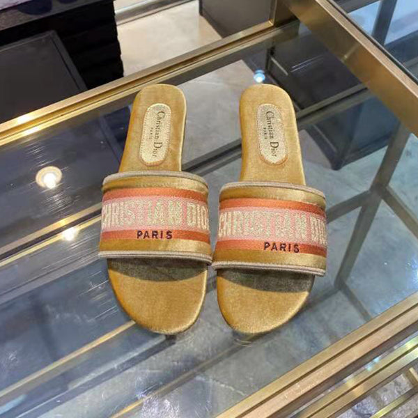 Dior Flat bottom sandals are fashionable. Wear non slip flat sandals outside