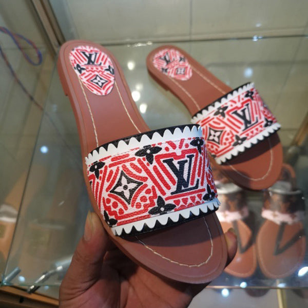 LV Louis vuitton Flat bottom sandals are fashionable. Wear non slip flat sandals outside