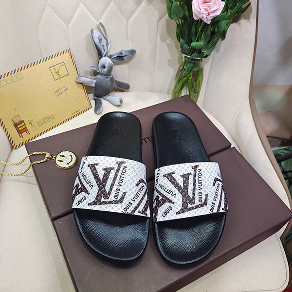 LV Louis vuitton Flat bottom sandals are fashionable. Wear non slip flat sandals outside