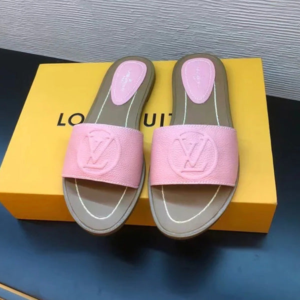 LV Louis vuitton Flat bottom sandals are fashionable. Wear non slip flat sandals outside