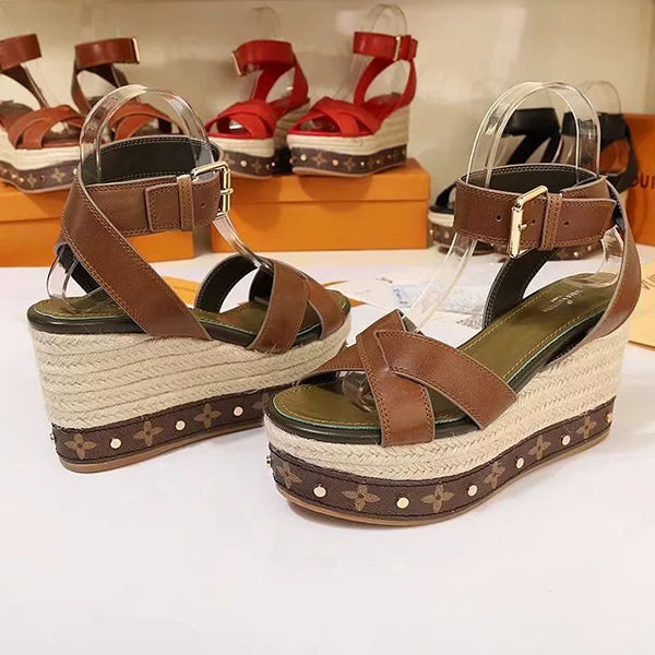 LV Louis vuitton Flat bottom sandals are fashionable. Wear non slip flat sandals outside