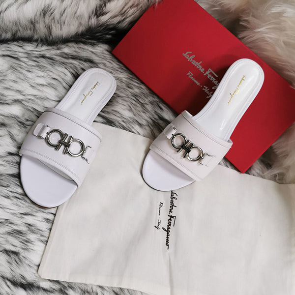 Dior Flat bottom sandals are fashionable. Wear non slip flat sandals outside