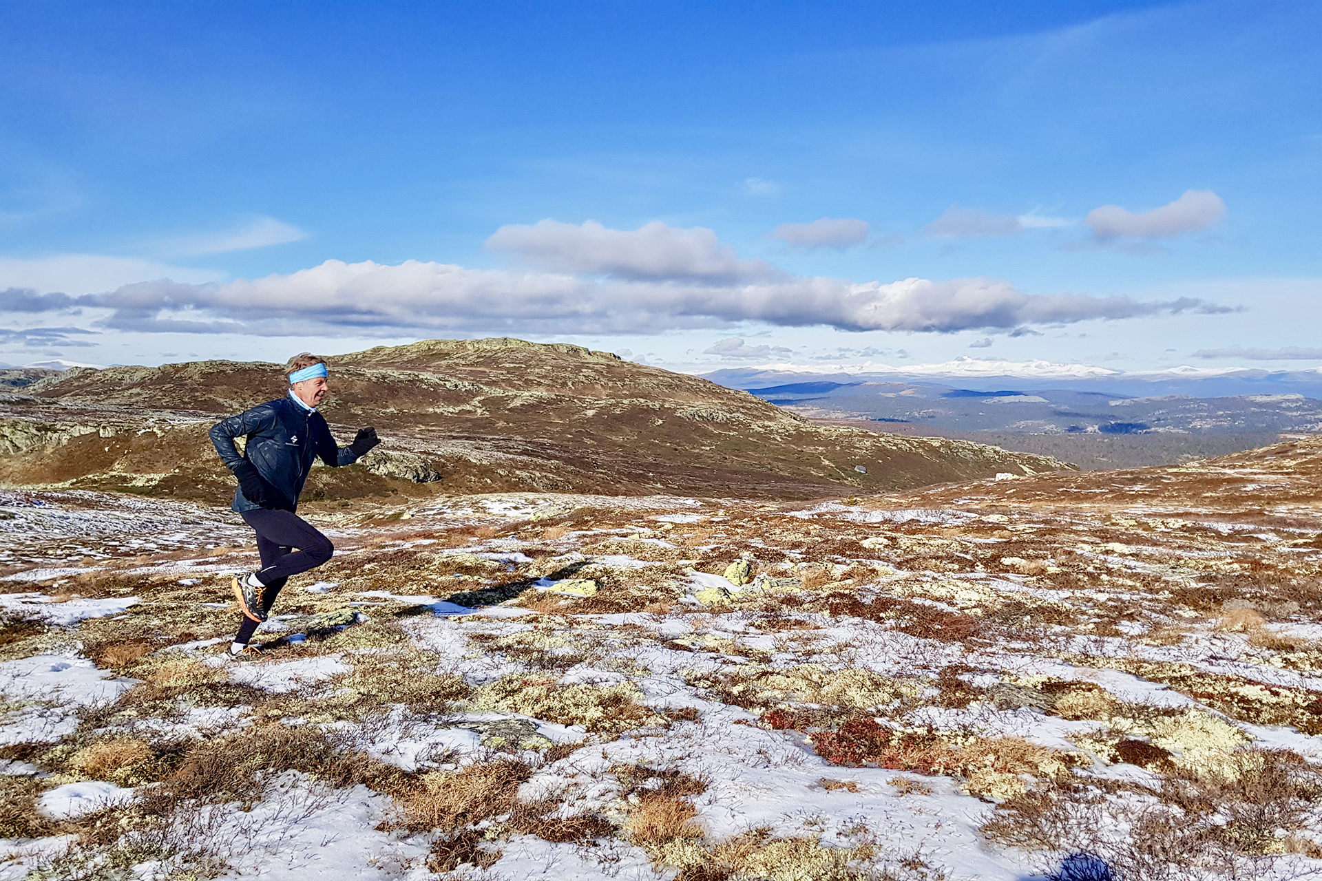 Frode Monsen løper på fjellet