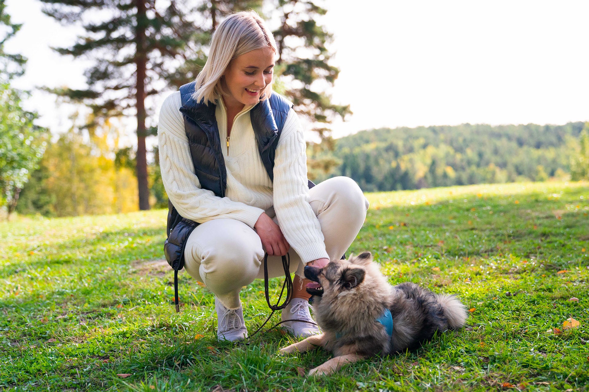 Kaja-Marie på tur med hunden