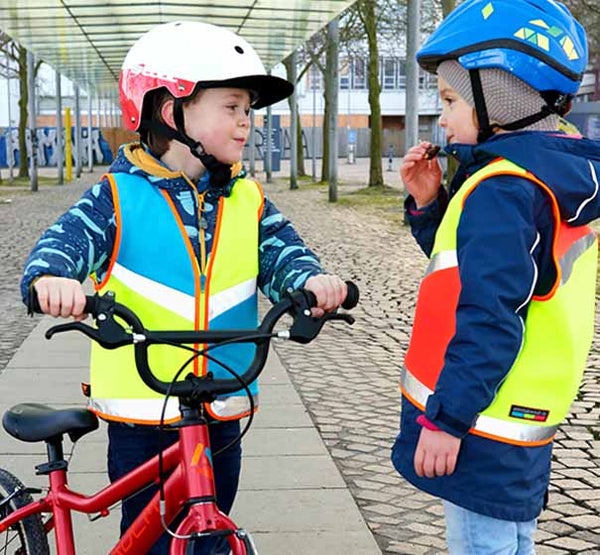 zwei Kinder, Kinderfahrrad, Warnwesten, Fahrradhelm, bunt