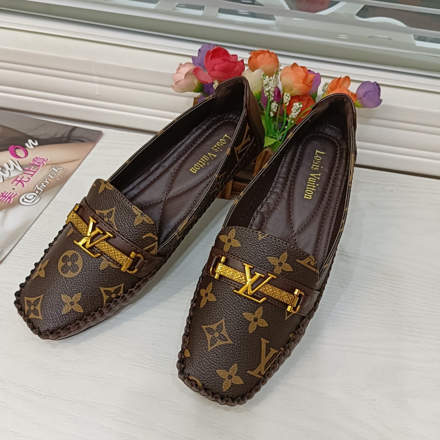 LV Louis Vuitton Fashion Ladies Gold Buckle Sandals Leather Shoe