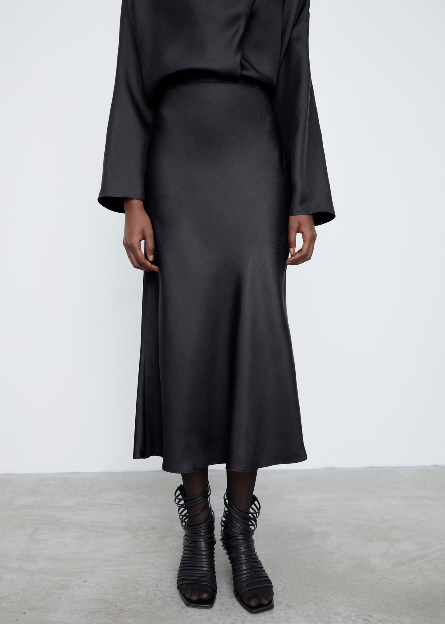 Silk slip skirt black – Totême