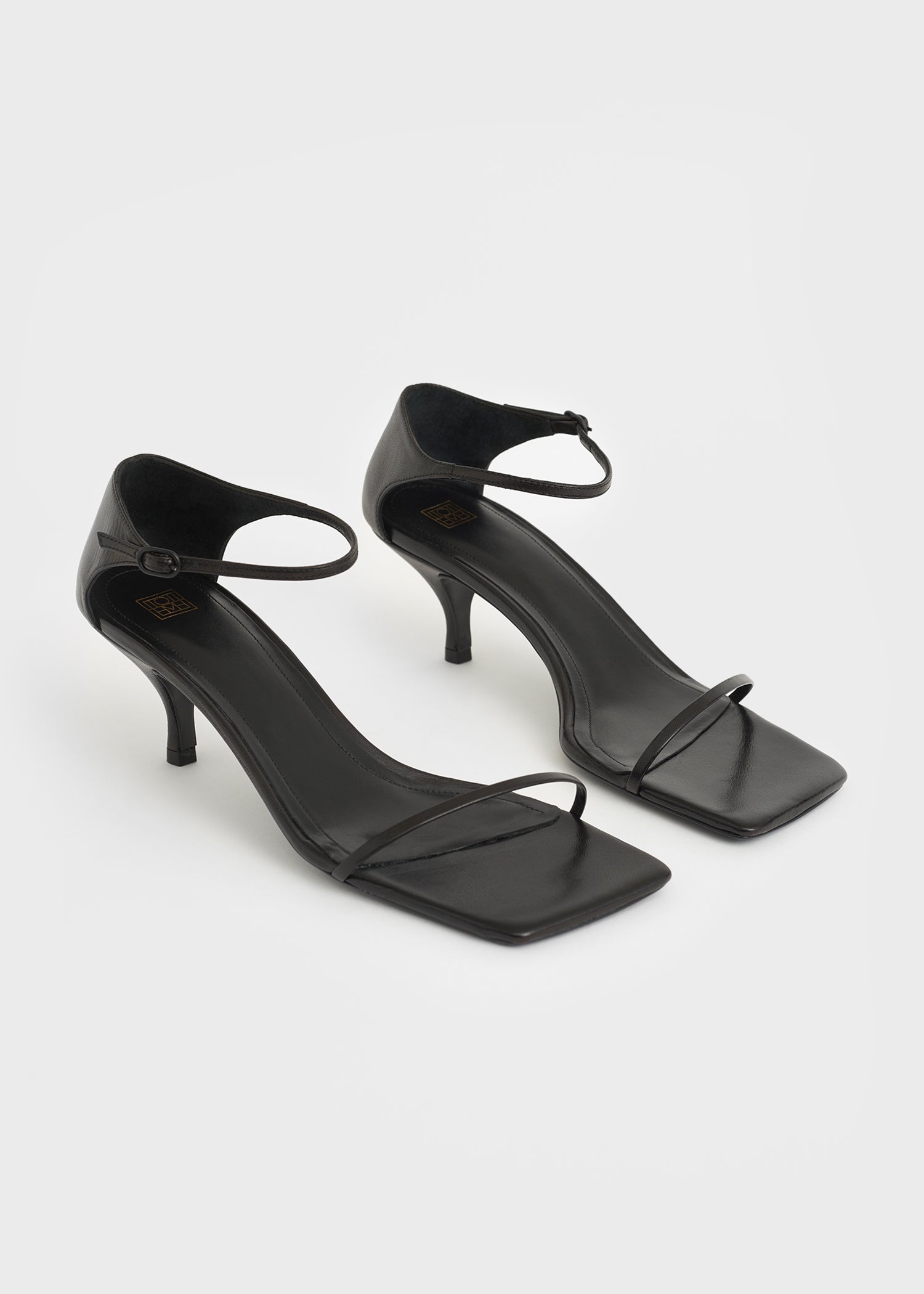The Strappy Sandal black – Totême