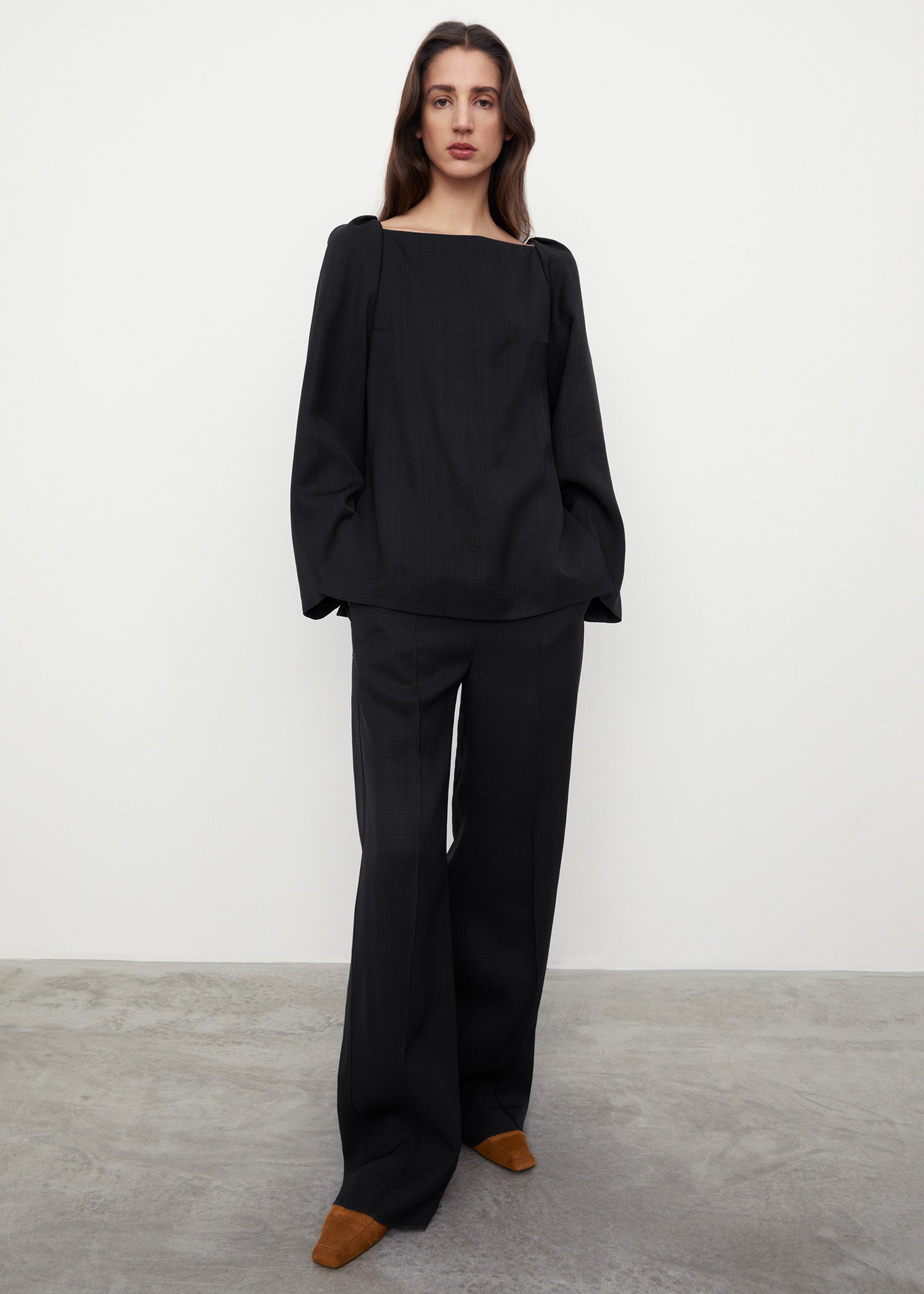 Square neck blouse black – Totême