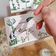 kommode für decoupage papier mit kleber einstreichen