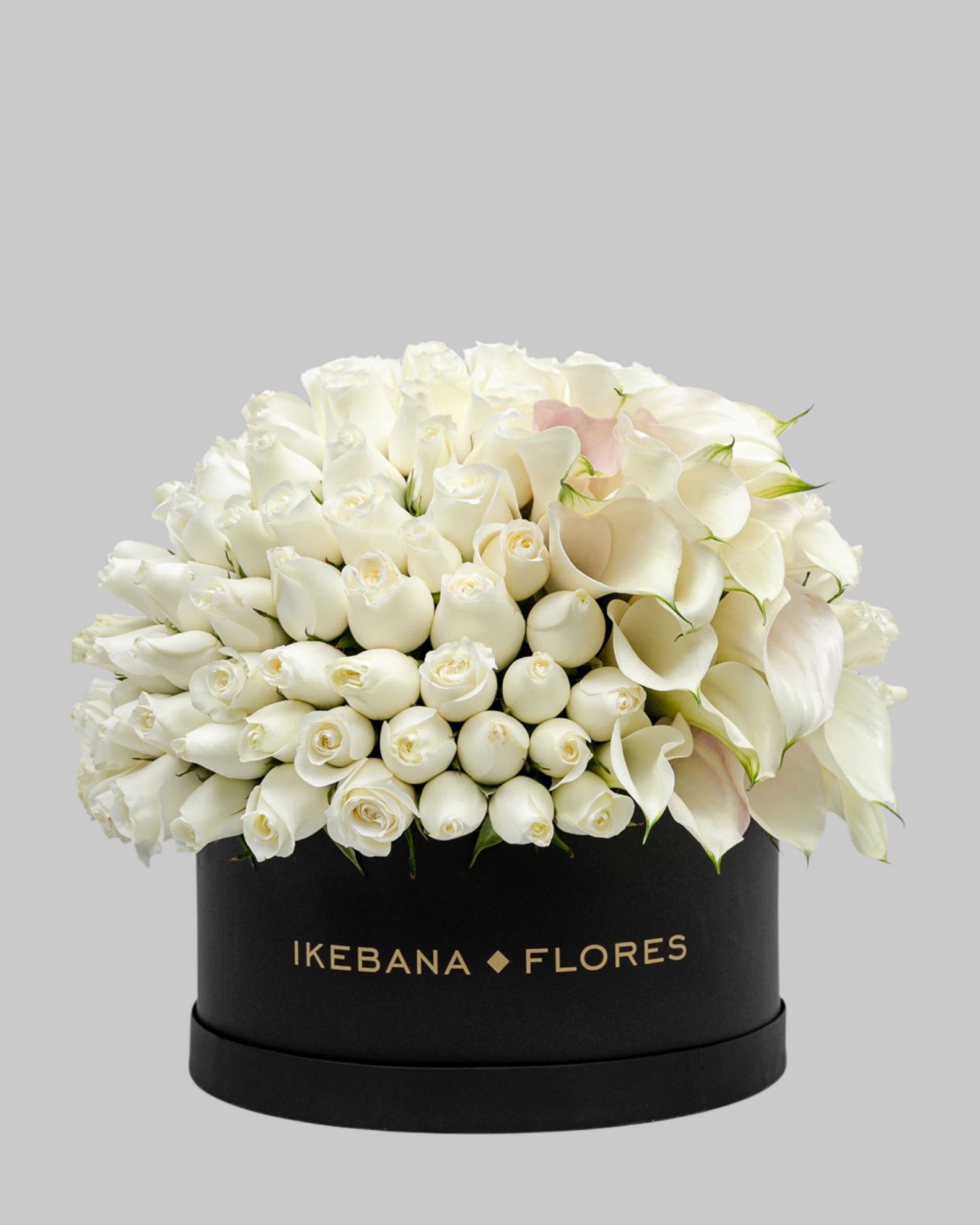 Caja Redonda Rosas y Calas blancas – Ikebana Flores