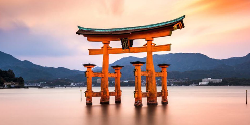 La fameuse porte de La fameuse porte rouge de Miyajima, nom souvent donné pour l’île d’Itsukushima