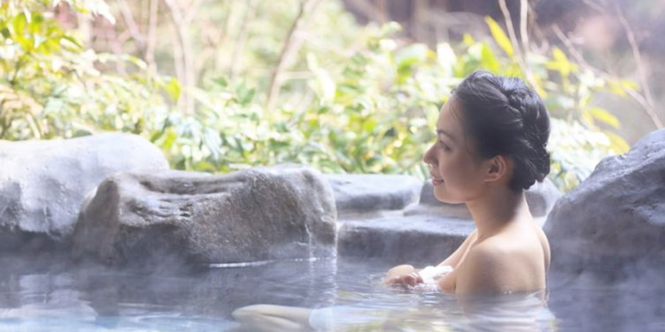 japanese women in an onsen