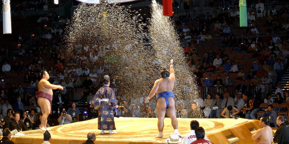 
sumo throws salt before fighting