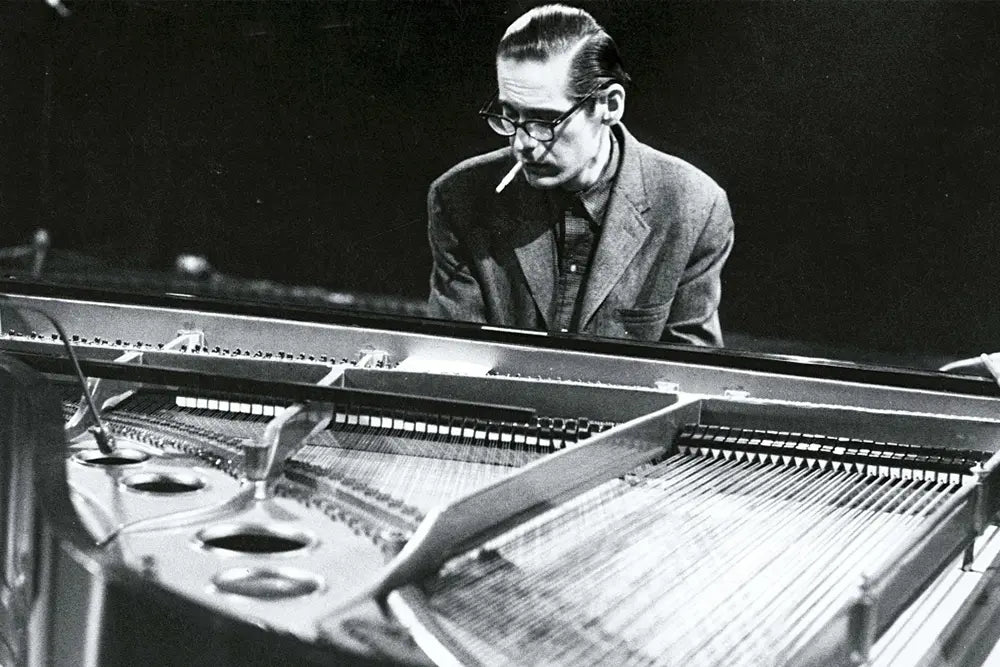 Bill Evans toca el piano en el escenario. Foto en blanco y negro.