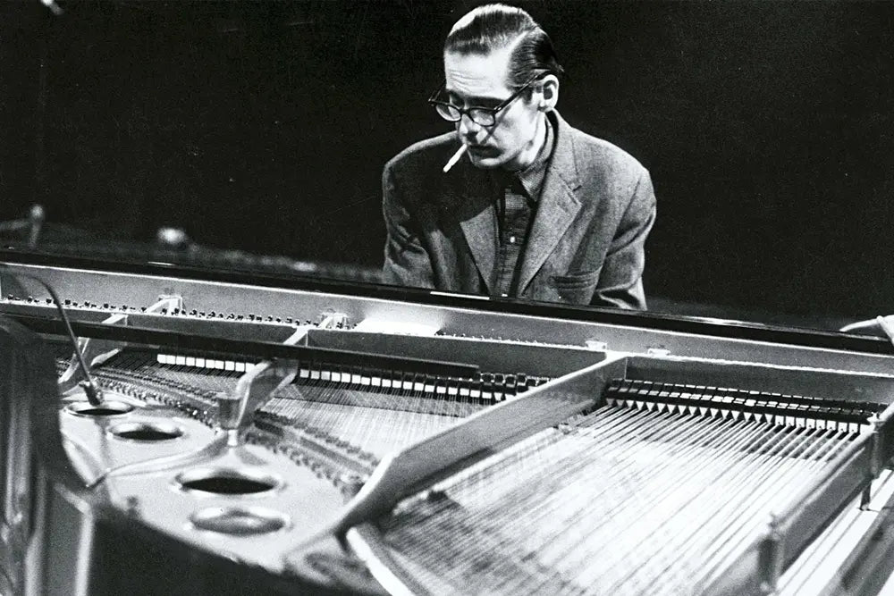 bill evans joue du piano sur scène photo noir et blanc