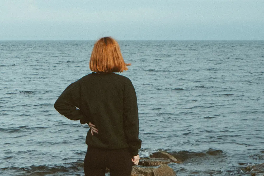 femme rousse roux venicien de dos qui met sa main gauche sur sa hanche beauté bien etre