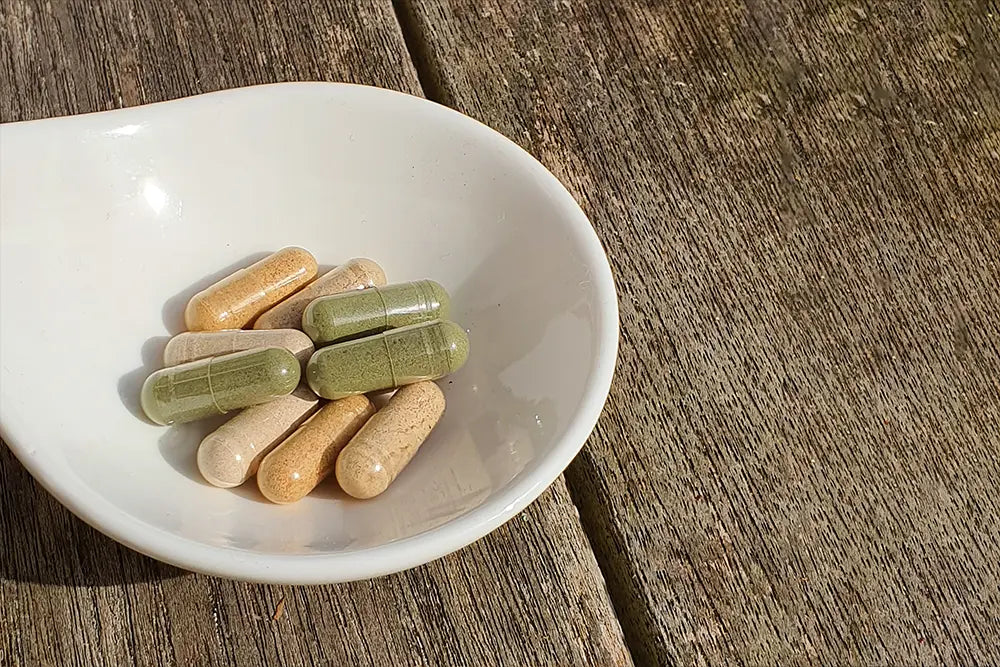 bol blanc sur table en bois avec compléments alimentaires pour une belle peau de la marque days of confidence beauté holistique