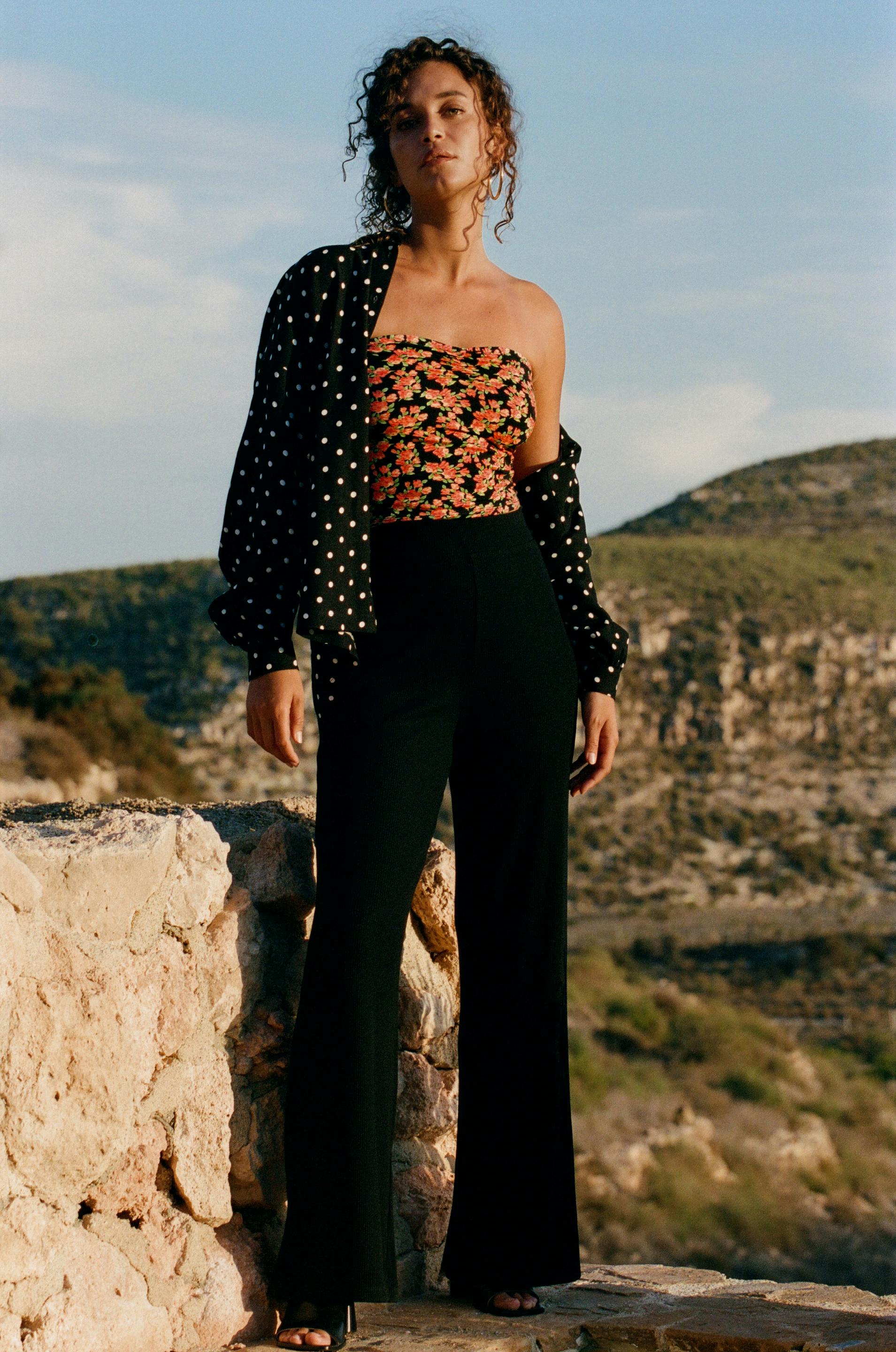 Pantalon Arôme exquis Noir et Top bustier Hôtel à la plage Imprimé Pénélope et Chemise manches longues Prendre la route Imprimé Clarita