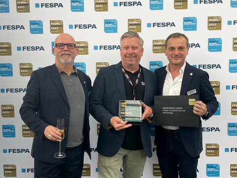 Magnus Haugerud (i mitten) tar emot priset på Fespa Awards