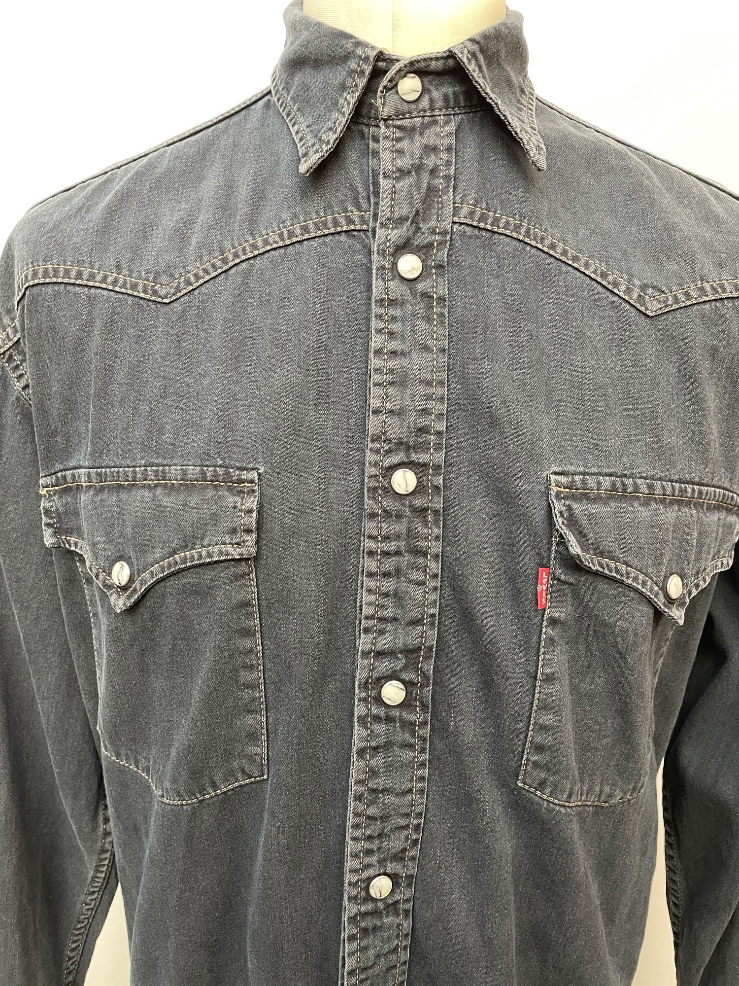 Levis Denim Shirt in Indigo Blue - Size L - Mens Vintage Clothing - Urban  Village Vintage – UrbanVillageVintage