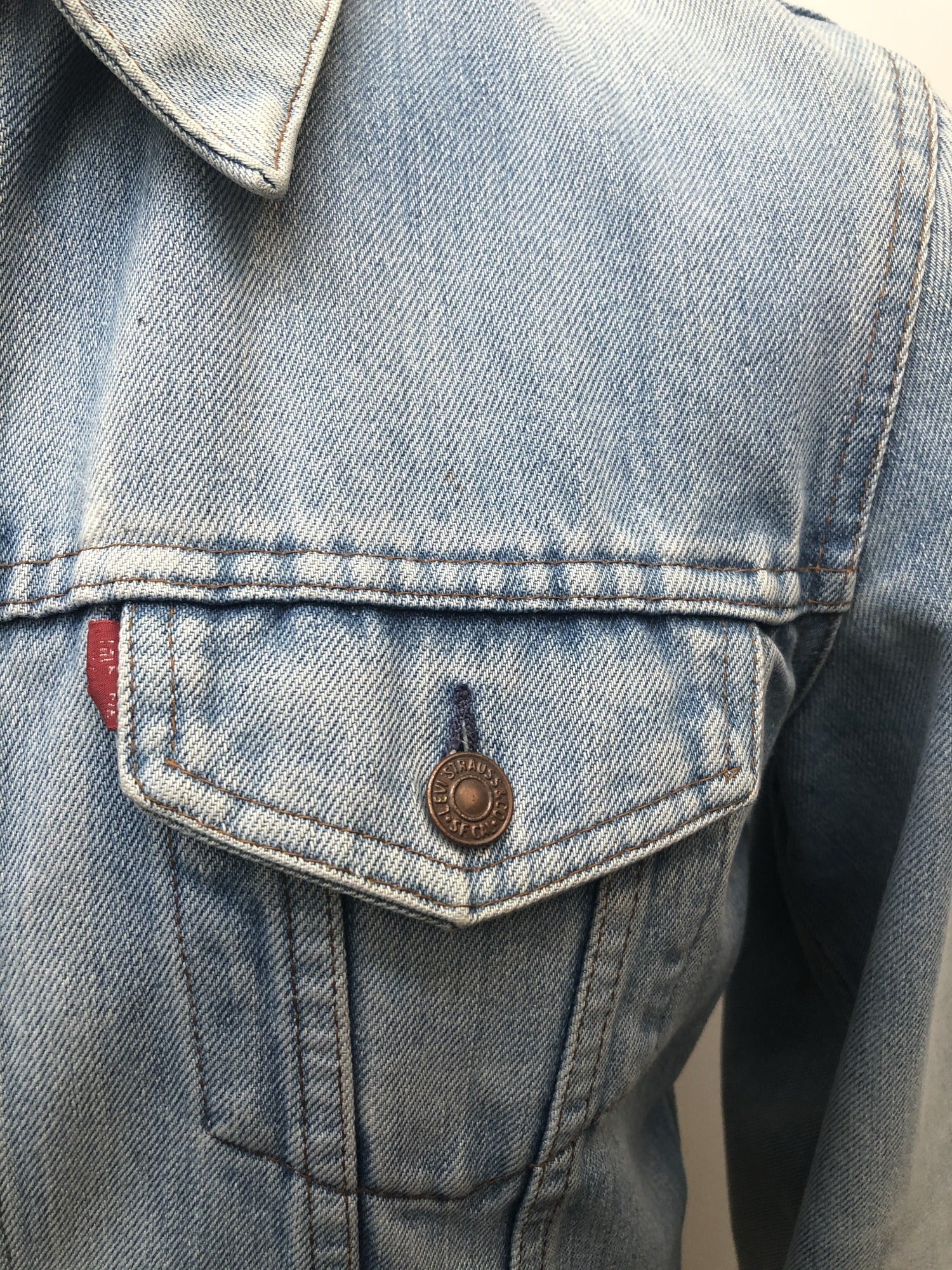 Vintage Red Tab Levis Denim Jacket in Light Blue - Mens Vintage Clothing -  Urban Village – UrbanVillageVintage