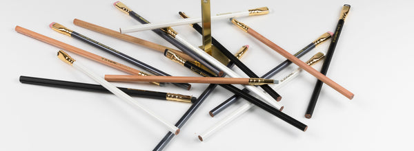 Blackwing Bleistifte in vier Versionen liegen wie ein Mikadospiel übereinander