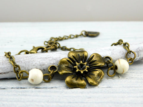 Armband für Damen mit Schmucksteinperlen in Messing mit Blume - jetzt im Webshop Vintage Schmuckstübchen