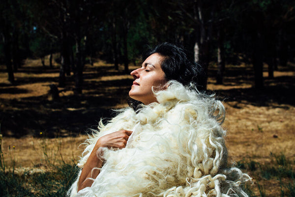 woman wearing the Pelo do Lobo sheepskin