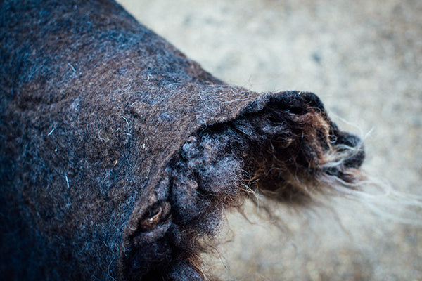 A Pele do Lobo black brown wool