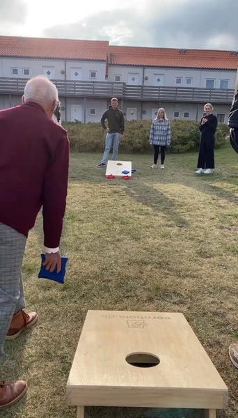 92 årig spiller cornhole