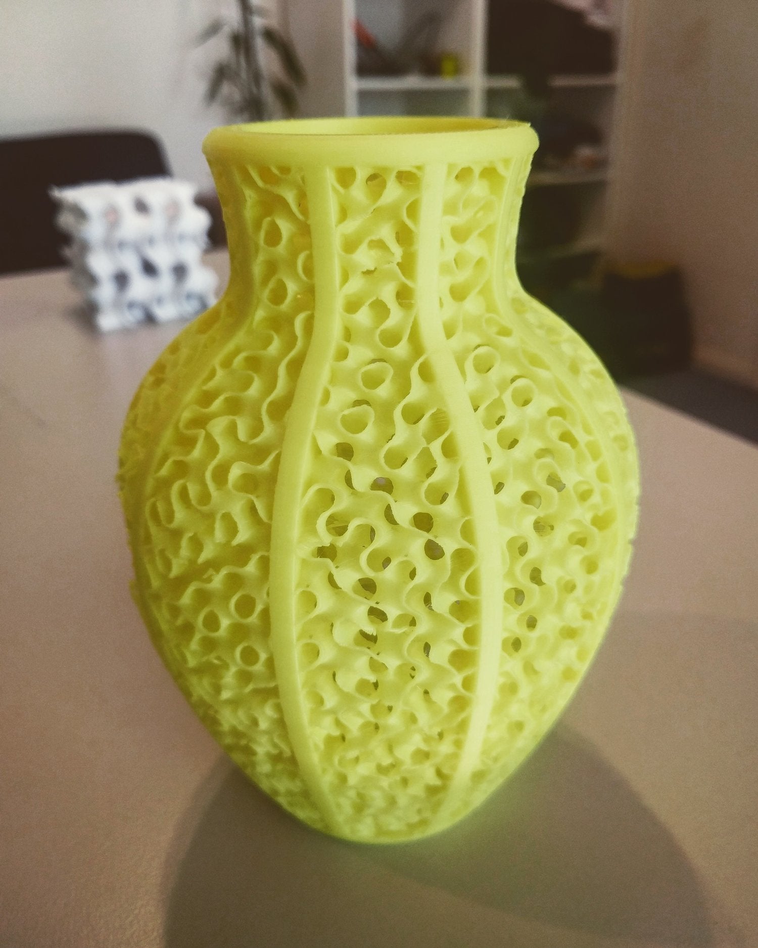 Yellow 3D printed vase combining solid parts and exposed gyroid infill