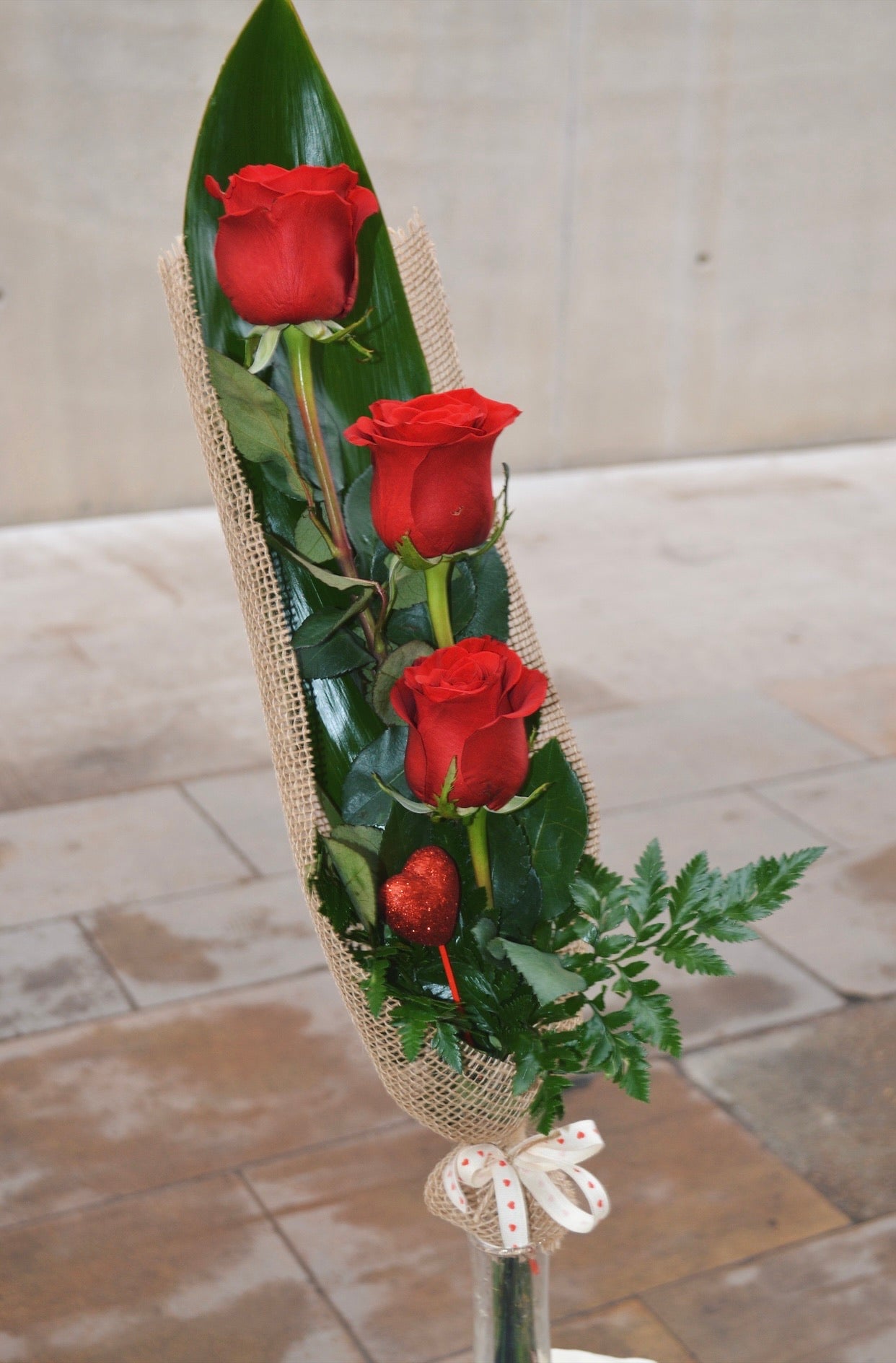 Arreglo floral 3 rosas rojas – Flors Margarita