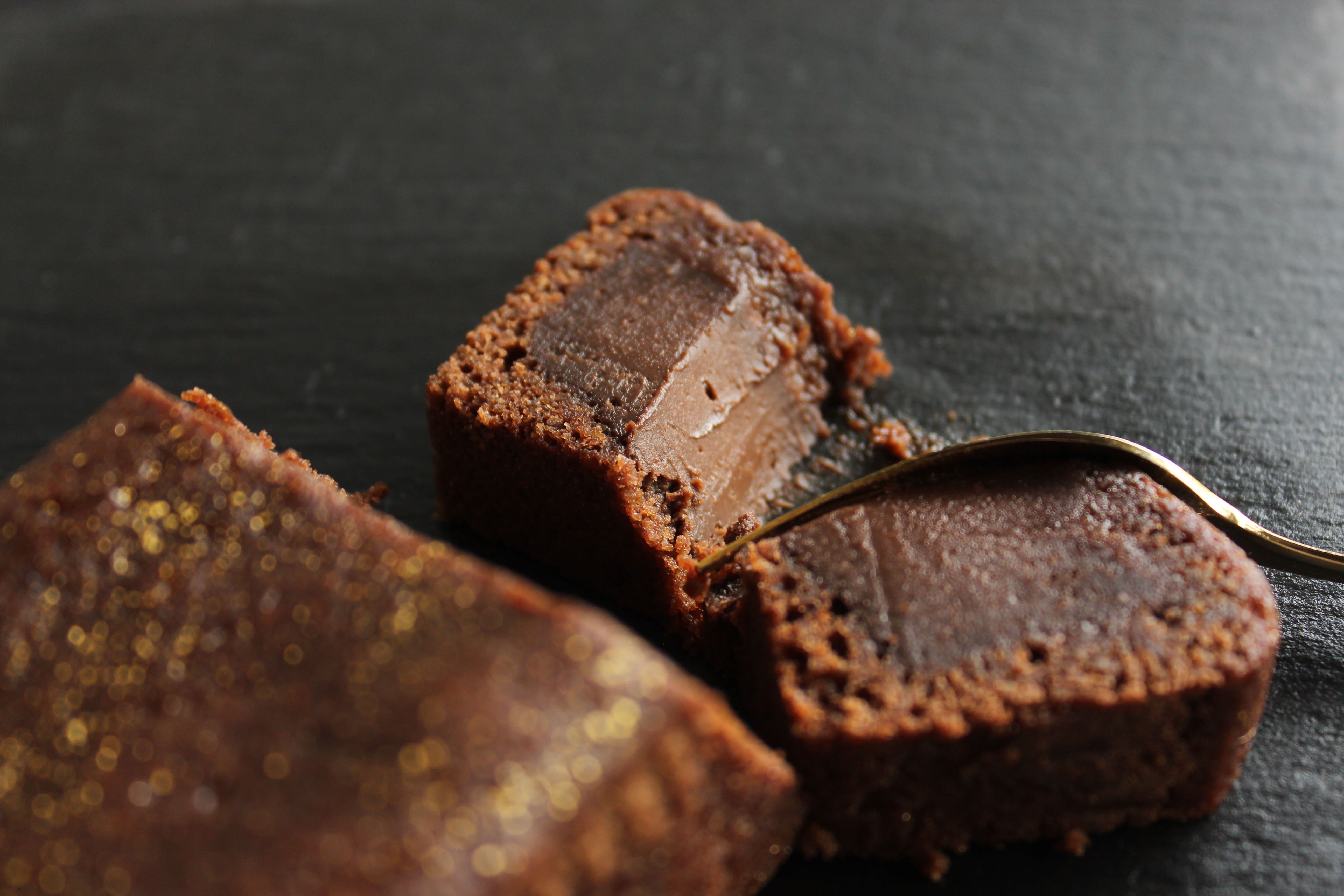 フランスを代表するブランデーの一つである”コニャック”を使用したガトーショコラ。
